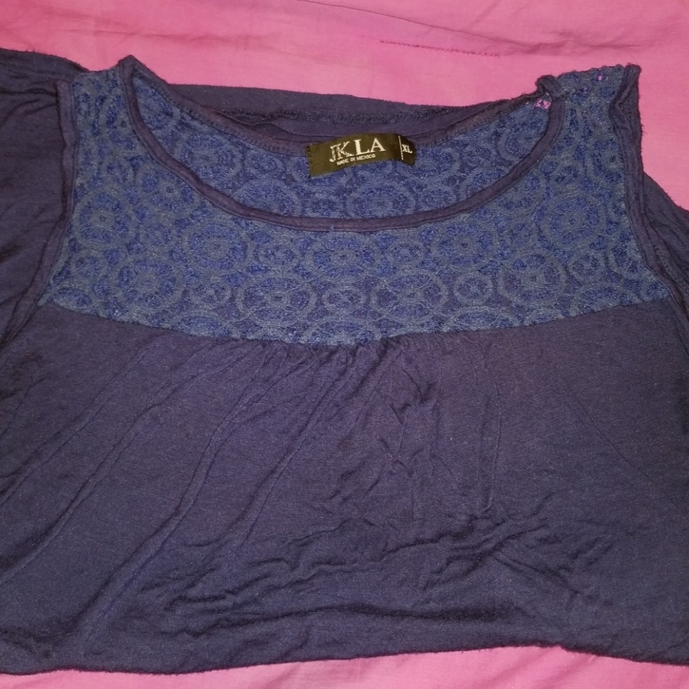 Sleevles shirt